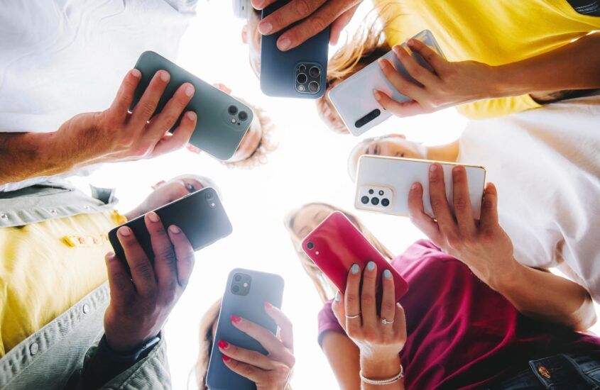Millennials y Gen Z rompen con los medios tradicionales